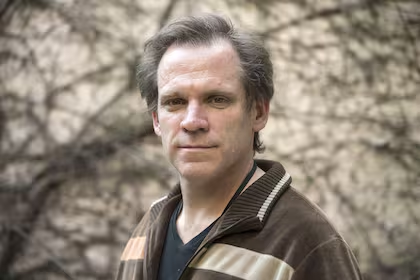 Debemos la serie de El Eternauta a la financiación pública, al INCAA y a la TV Pública. Sí, ya se, es una producción privada y esta muy bien. Pero sin inversión estatal hoy no tendríamos nada. NADA. Para entender hablemos del genio detrás de todo: Bruno Stagnaro🧵