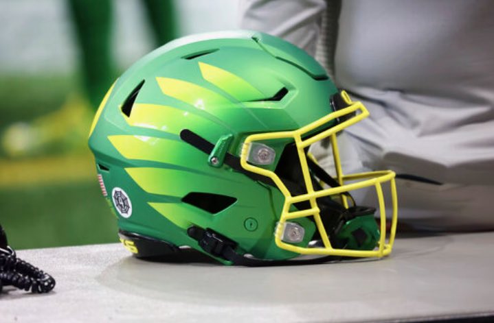Jaelyn Easterling-Flores (@jaelynflores04) on Twitter photo After a great conversation with <a href="/CoachLup/">Tosh Lupoi</a> <a href="/Coach_CHampton/">Chris Hampton</a> I am blessed to receive my 6th D1 offer from @OregonFootball!
<a href="/DEdgeFootball/">Desert Edge Football</a> <a href="/AZcoachHenri/">🕸️Coach Henri 🕸️</a> After a great conversation with <a href="/CoachLup/">Tosh Lupoi</a> <a href="/Coach_CHampton/">Chris Hampton</a> I am blessed to receive my 6th D1 offer from @OregonFootball!
<a href="/DEdgeFootball/">Desert Edge Football</a> <a href="/AZcoachHenri/">🕸️Coach Henri 🕸️</a>