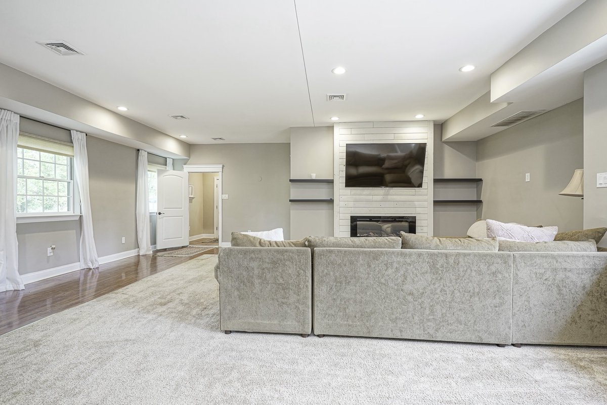 MicheleNJRealty's tweet photo. 💥JUST LISTED💥

A one of a kind home situated on a 2 acre lot with 4000sq ft of updated living space in Voorhees! 
6 🛌
5.5 🛁
Sprawl out in this incredible open layout and stunning upgraded kitchen…Offrred at $724,900 🏡 https://t.co/LbSZV8pTXm