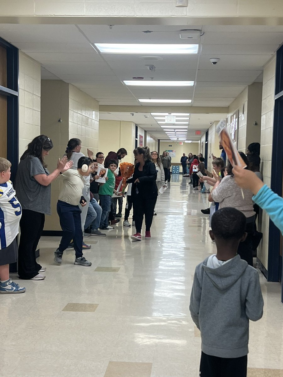 Happy #NationalSchoolPrincipalsDay to our incredible leader <a href="/AndreaRouse13/">Andrea Rouse</a> !! Thank you for being the glue that holds our Grizzly family together! We are so thankful for all that you do 💙💛