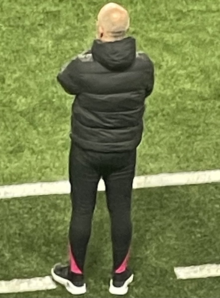 Finns så otroligt mycket att säga. Men nöjer mig med att konstatera att Chelseas tränare hade tights på sig. Konfronterade deras videoanalytiker när han gick förbi i halvtid. Han påstod det var ’training kit’. ”Nah, he’s not training and those are tights!” #UECL