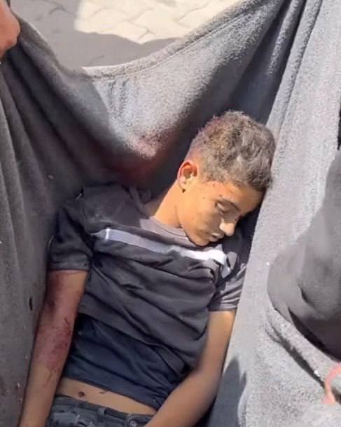 🚨Victim of Hunger: 16-year-old Faiz Abu Samra

In a desperate attempt to feed his family, Faiz risked his life to reach his family home in Gaza’s Shujaiya neighborhood to bring flour for his four sisters as famine tightens under Israel’s ongoing siege.

He never made it back