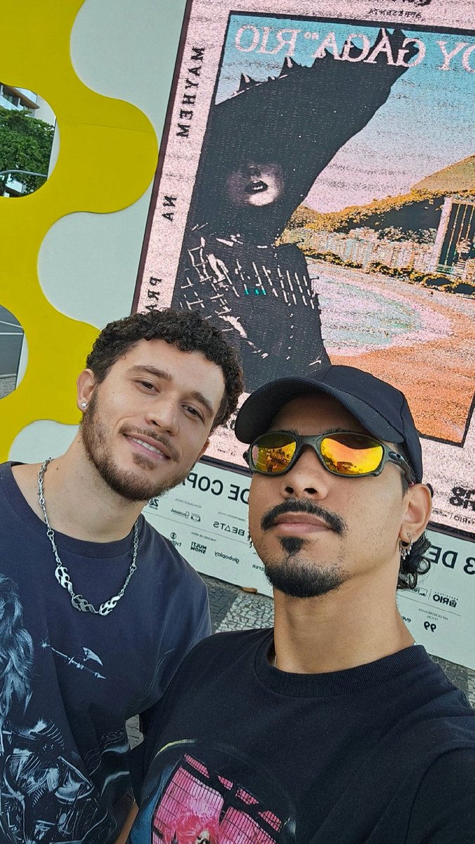 motopapi0311's tweet photo. Melhor coisa que eu e mejlu namorado fizemos foi decidir não ficar fissurados com esse lance de VIP e curtir o momento. Ta MUITO gostosa a vibe/energia de Copacabana, juro. Vai ser HISTÓRICO esse show! #Gagacabana https://t.co/X9KKwSO73I