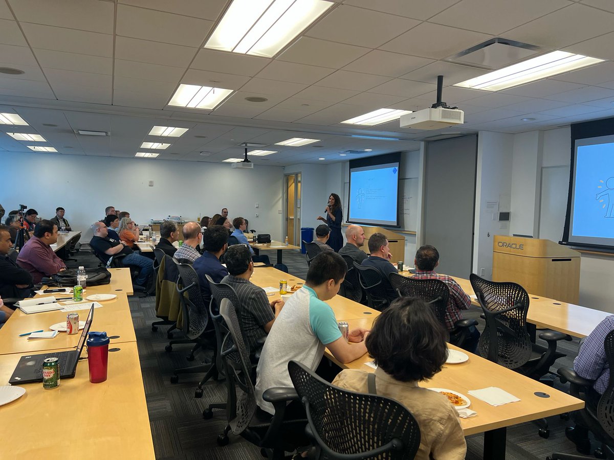 BostonJavaUsers's tweet image. Full house tonight! Opening with a lightning talk from Albina Venyaminova, followed by a main talk from @venkat_s.