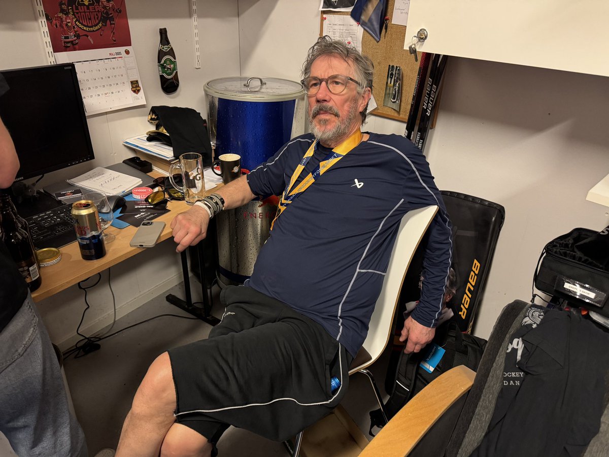 MrMadhawk's tweet photo. Det här är allt jag vill ha av en materialarchef vid ett SM-guld.
Inget jävla tjo och tjim. 
En långburk, en medalj runt halsen, lite småstökigt rum och sitt ner. Njut. https://t.co/c3Y3aLbHDA