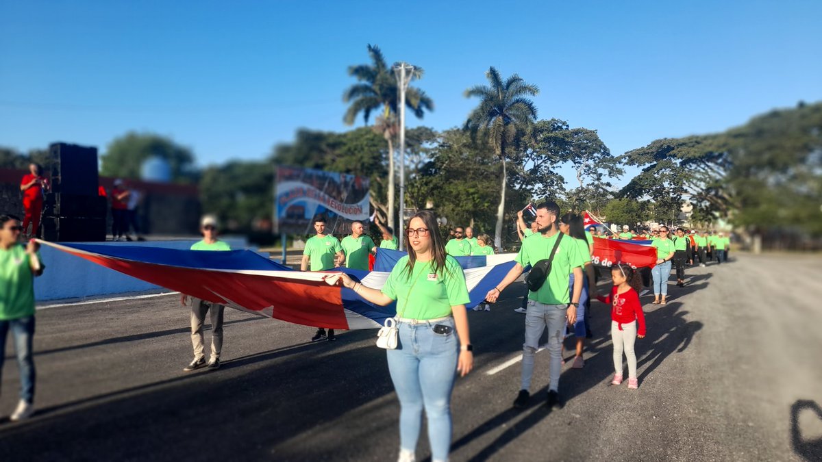 PetrolerosCaba1's tweet photo. Los #petroleros de la @RefSergioSoto  presentes en este #1DeMayo diciendo Sí por Cuba, Sí por la Revolución  Sí por el Socialismo.
#PetroleroPorCuba
@DeivyPrezMartn1 @AlexisLorente74
@amppcab @Cubapetroleo1 
Mijail Bonachea Crespo
@EnergiaMinasCub https://t.co/d3DD7db97g