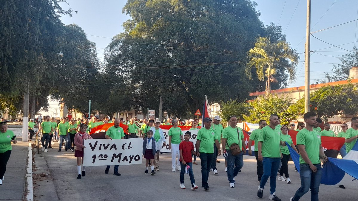PetrolerosCaba1's tweet photo. Los #petroleros de la @RefSergioSoto  presentes en este #1DeMayo diciendo Sí por Cuba, Sí por la Revolución  Sí por el Socialismo.
#PetroleroPorCuba
@DeivyPrezMartn1 @AlexisLorente74
@amppcab @Cubapetroleo1 
Mijail Bonachea Crespo
@EnergiaMinasCub https://t.co/d3DD7db97g