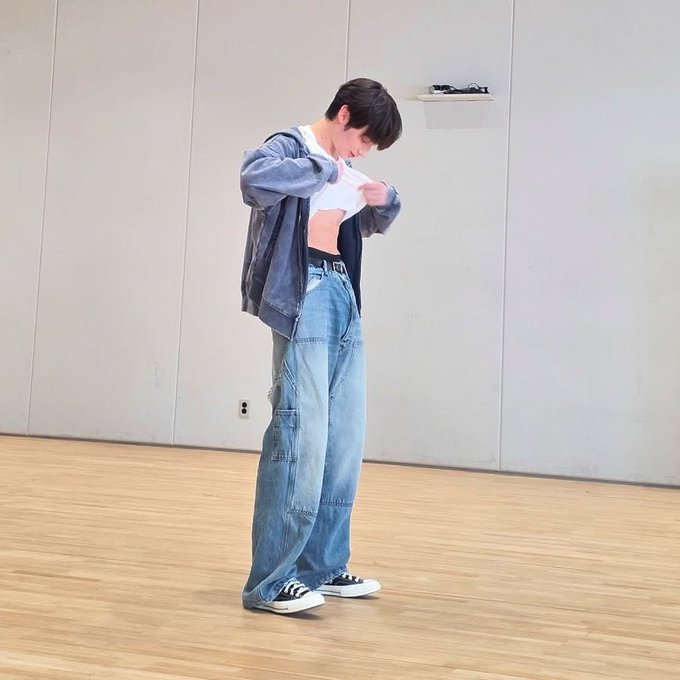 PopHnk's tweet photo. HUENINGKAI confirms he will reveal his abs in TXT's 'Love Language' choreography. 'Love Language' releases in 5 hours. https://t.co/SlVtQ1dqVx