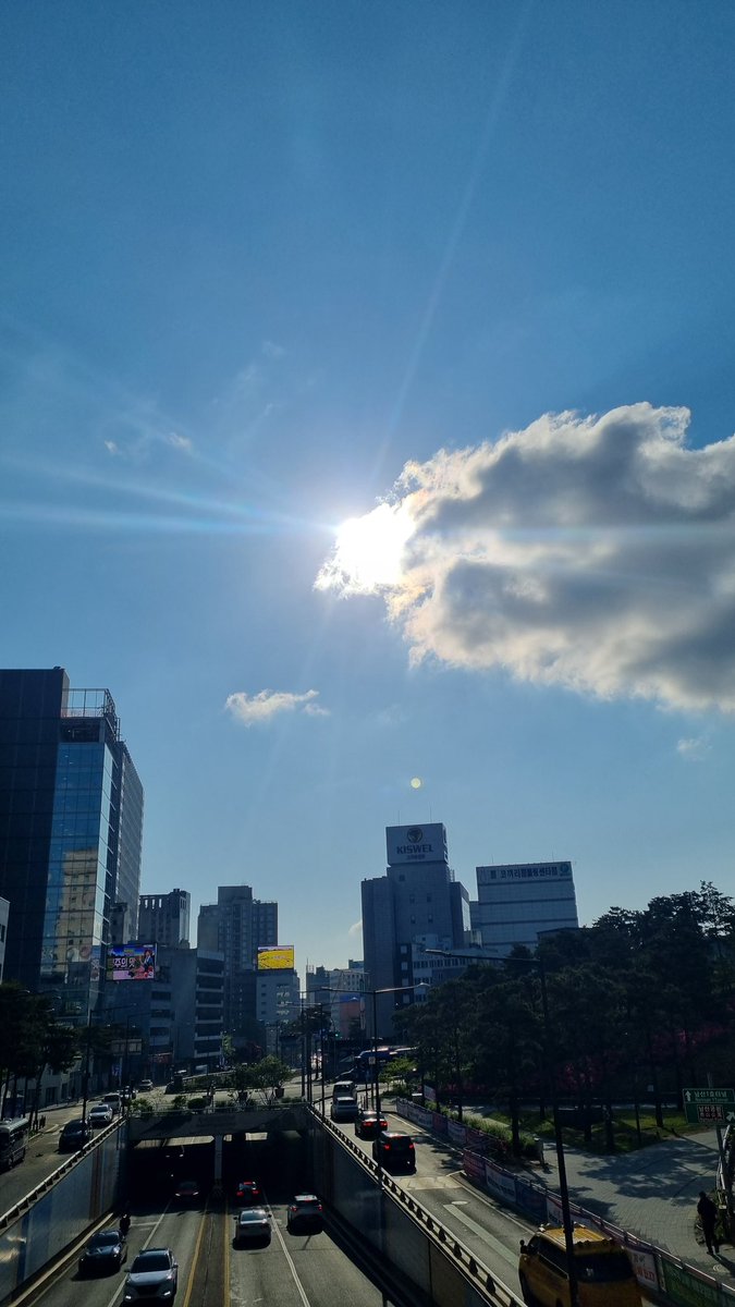 구름이 걷히고 태양이 나오듯이 
퇴행하지 않고 
오늘도 웃으며 함께 한발짝 떼어봅시다~