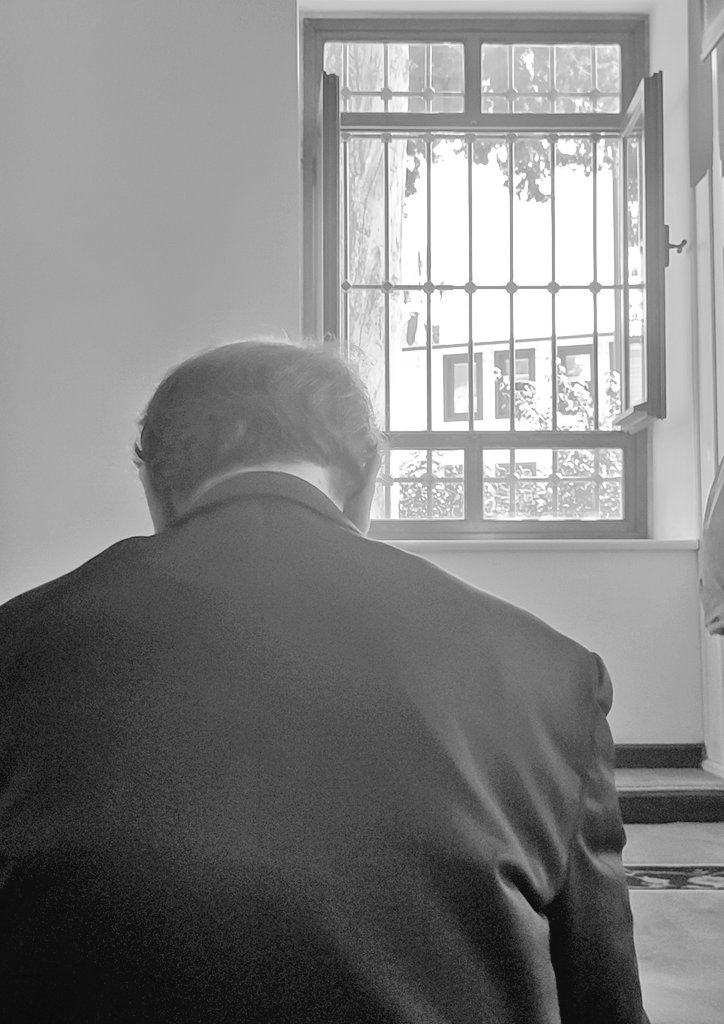 Bu nasıl bir dünyâ, hikâyesi zor;
Mekânı bir satıh, zamânı vehim.
Bütün bir kâinat muşamba dekor,
Bütün bir insanlık yalana teslim.
*
Nesin sen, hakîkat olsan da çekil!
Yetiş körlük, yetiş, takma gözde cam!
Otursun yerine bende her şekil;
Vatanım, sevgilim, dostum ve hocam🥀