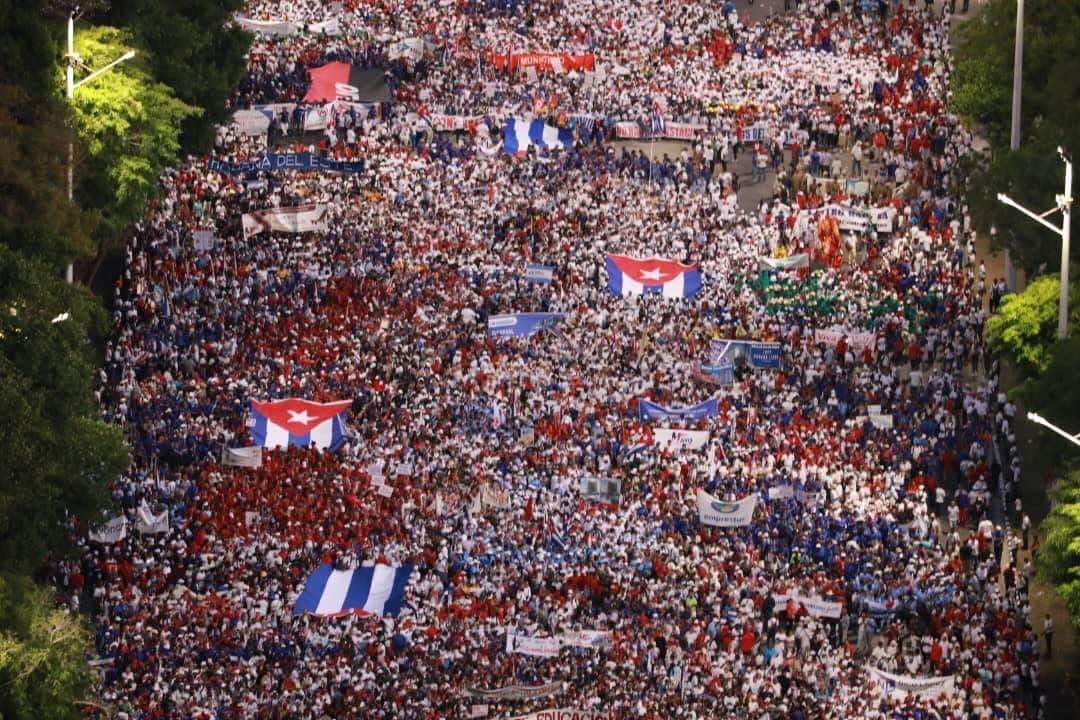 ✊| Colosal desfile 🚩 del pueblo de #Cuba 🇨🇺 en conmemoración al #1eroDeMayo día internacional del los trabajadores ✊. 
Este país 👥 no se cansa de dar muestras de su espíritu revolucionario y su compromiso inquebrantable con la historia📖.