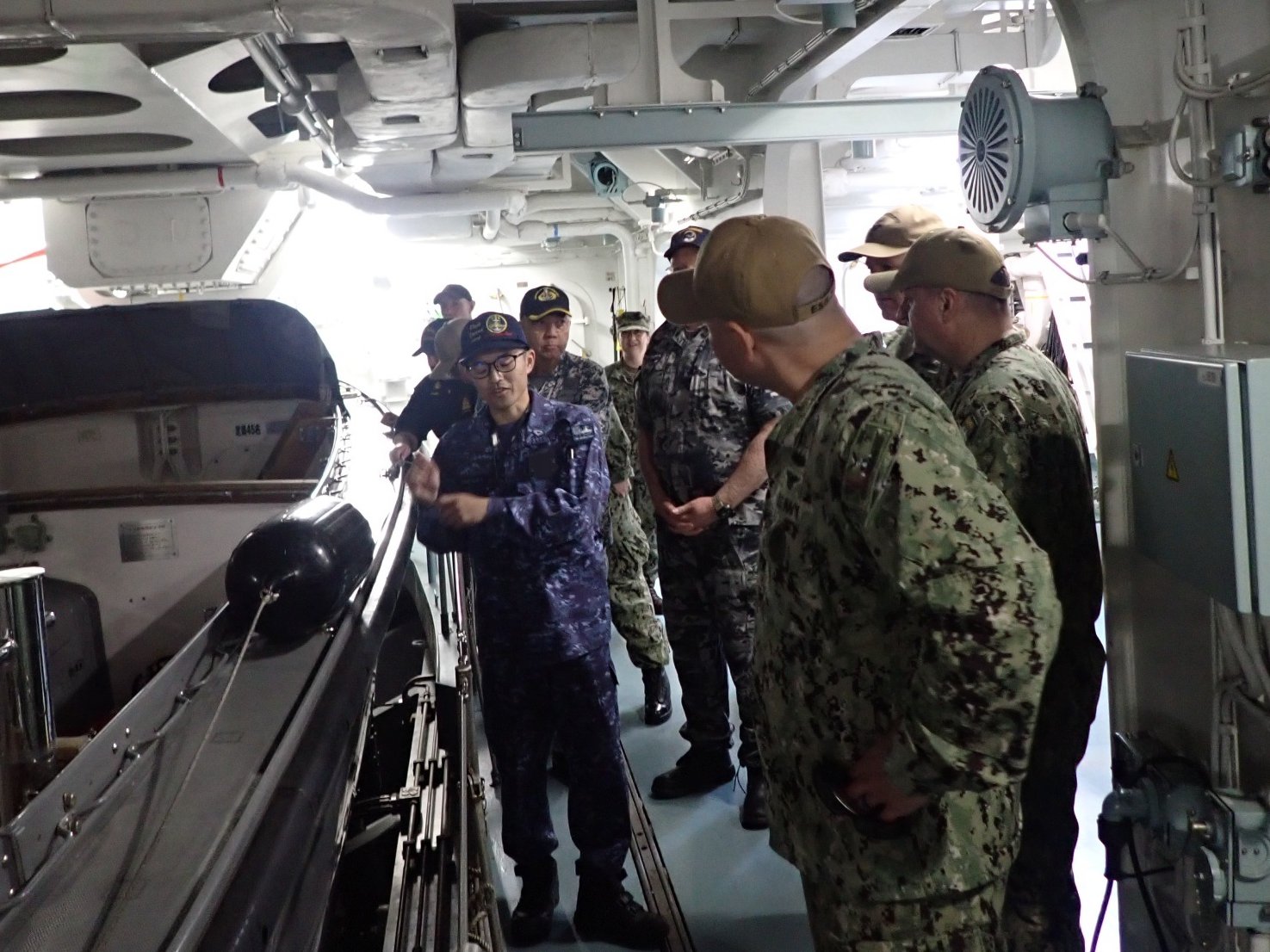 部隊移動のため入手困難、超貴重な在日米海軍VAQ-136の上級下士官コイン非売品 アメリカ州兵総局最先任下士官 - Wikipedia