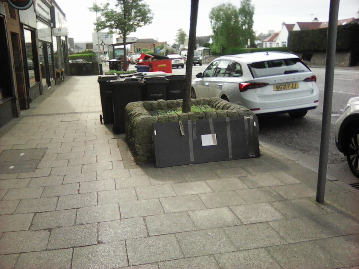 CitizenSnagging's tweet photo. Reported today online dumped cracked / broken mirror on St John's Road EH12 near to "guitarguitar" shop. Case reference number: 101003079582 

#flytipping #triphazard #WhoPutThatThere 

@Edinburgh_CC

@CorstorphineCC

@LivingStreetsEd https://t.co/OxLPx6xm4J