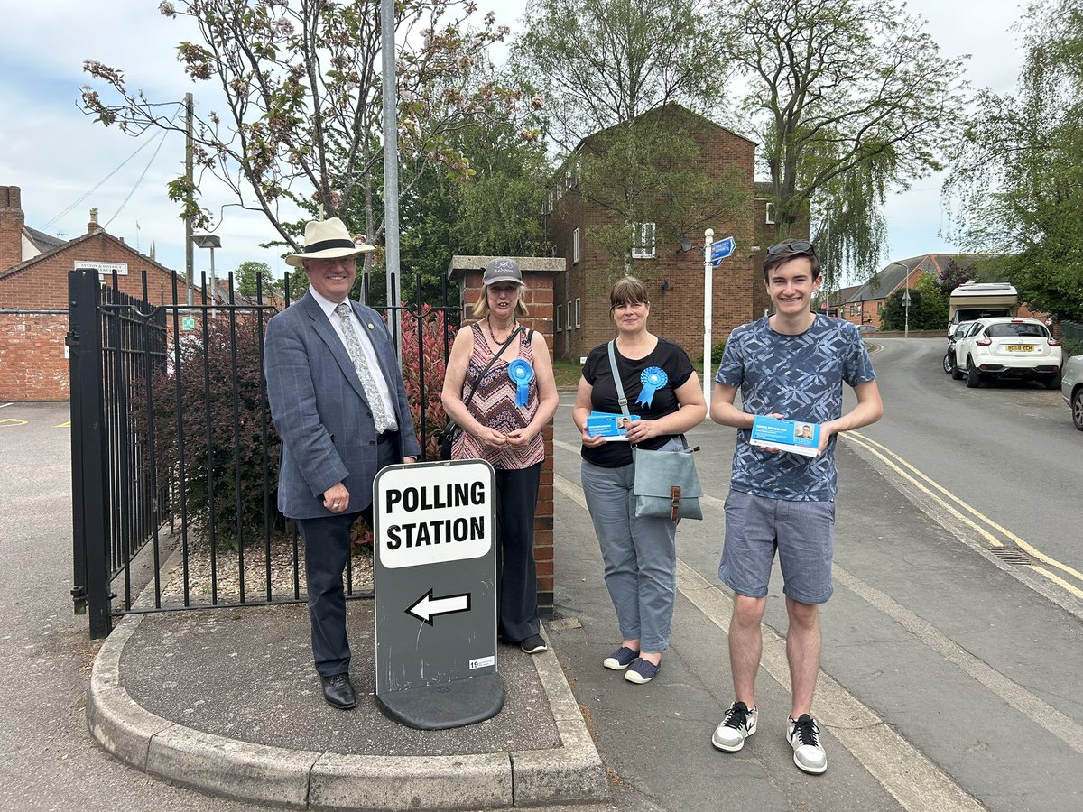 Melton_Syston's tweet photo. Thank you @Rupert_Matthews &amp; Ed Argar MP for joining our incredibly hard working candidates, James Poland (Syston Fosse) &amp; Simon Bradshaw (Syston Ridgeway) #walking2win on polling day…👍☀️ https://t.co/2CWOvSJplt