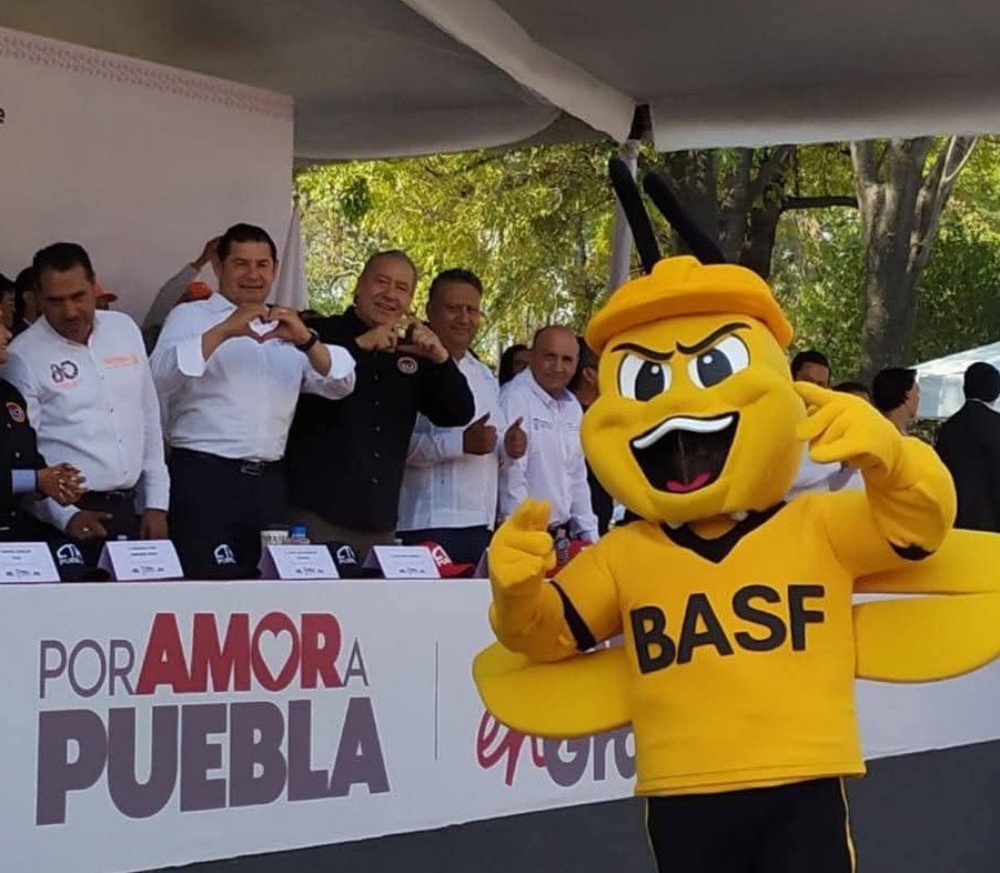 ISNNoticias's tweet photo. ¡MUCHAS GRACIAS! Cetemistas, Sr. Gobernador @armentapuebla_ Funcionarios Públicos, Empresarios @ComSnte51   @SNTE_Seccion_23 y #SETEP SUPERAMOS TODAS LAS EXPECTATIVAS.
MILES MARCHAMOS en #Puebla por Jornada laboral de 40 horas. Reducción ISR. Aguinaldo de 30 Días https://t.co/0krRgQsA9o