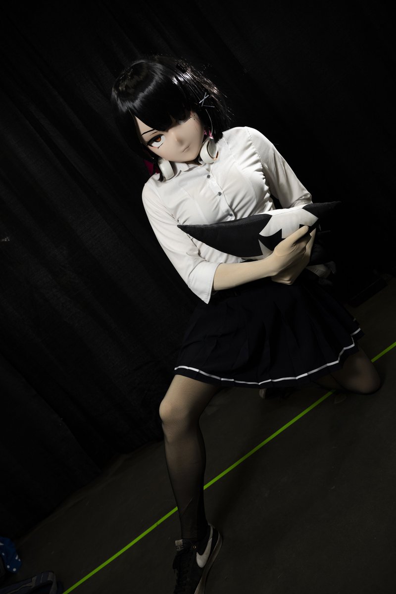 You may *NOT* touch my tail. 

Thanks to the awesome @LmMyosotis for taking many pics of me(I will post some more after I try my handing at editing)

And yes I know my mask is eating my neck lol this was before I learned the power of proper padding
#kigurumi  #着ぐるみ