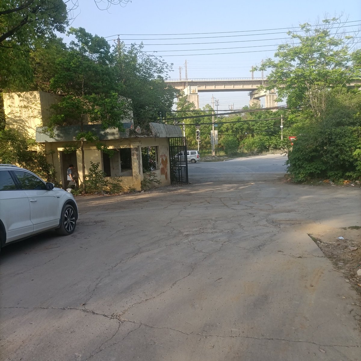 h1981438's tweet photo. 打卡，青王路开放学院，从早到晚都有带口罩的帅哥进出，还有拍写真集的摄影师 https://t.co/9hQ9JWaWaH