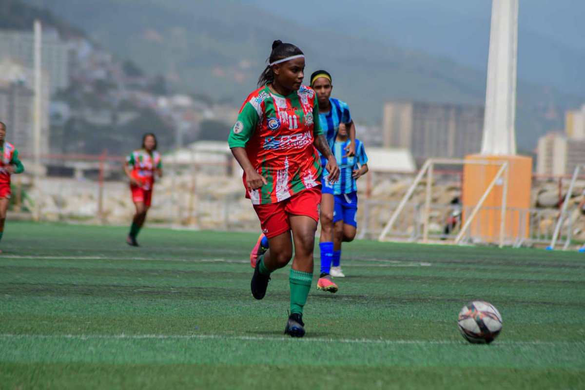 ¡Vamos chicas, vamos que sí se puede!⚽

#PasiónRojiverde 
#EllasMandan 
#FutveFem 
#LaGuaira