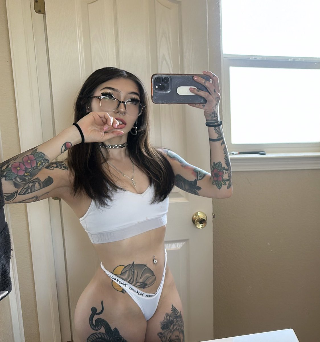 Xo_dreams_'s tweet photo. Going live tomorrow on 0f at 9pm-10pm mountain time !🤭 I’m changing my hair color before the live too(; you could find out there what it’ll be👀✨💙🤍 https://t.co/KluPGJbyCs