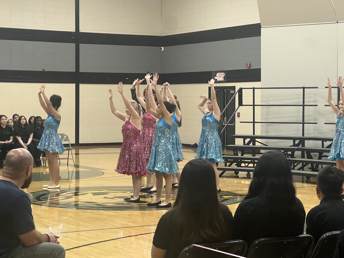 ⁦<a href="/DLDistrict76/">Diamond Lake District 76</a>⁩ Sunrise Singers #SparkleOn💎