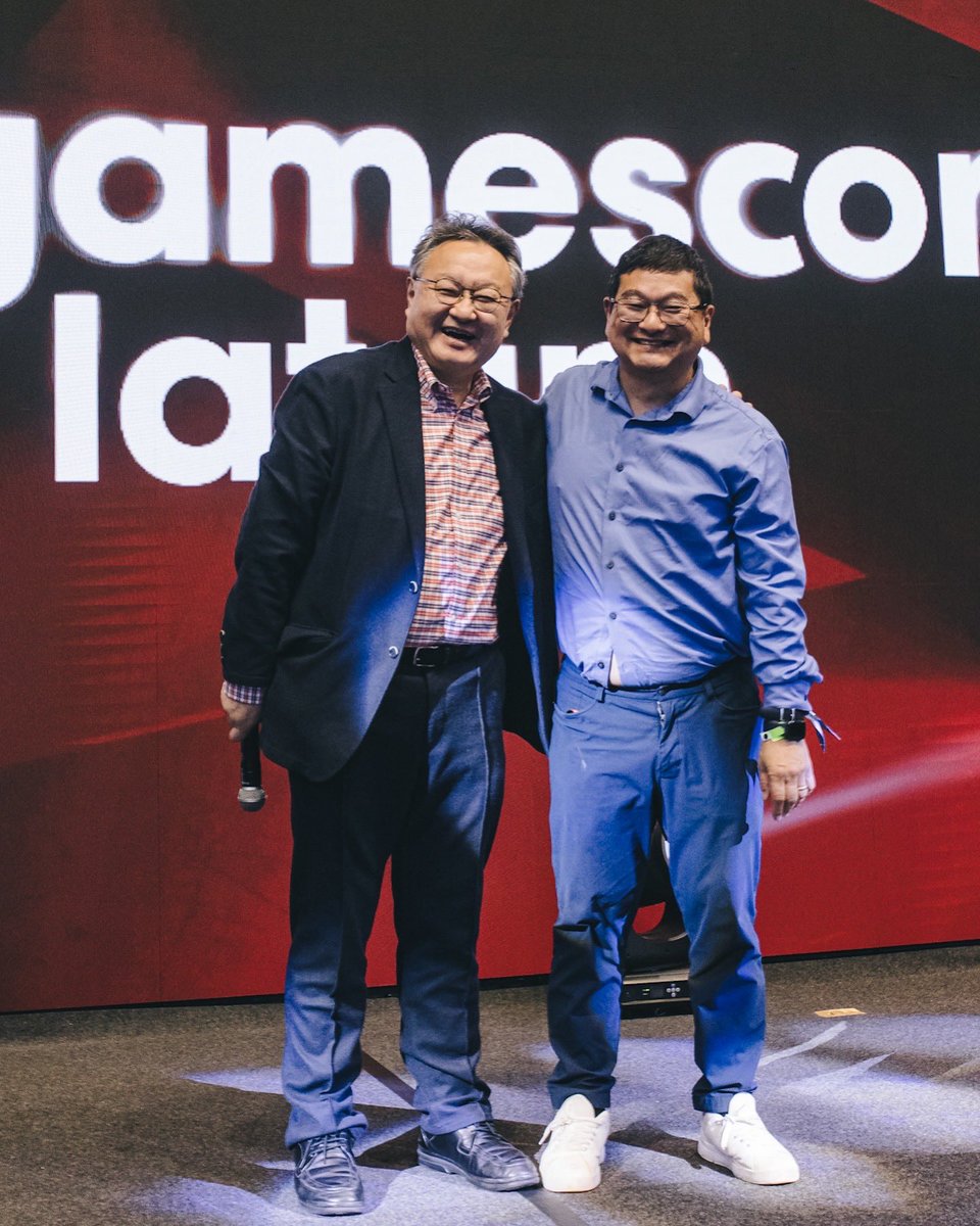 De uma jornada na Playstation, diretamente para a #gamescomlatam2025! 🙌 Shuhei Yoshida, a lenda dos indies, e japonês mais bonitinho do mundo, subiu ao gamescom latam stage sponsored by <a href="/kabumcombr/">Ninja do KaBuM!</a> no dia de hoje e - uma coisa já é certa - o 🇧🇷 te ama, <a href="/yosp/">Shuhei Yoshida</a>! 🧡