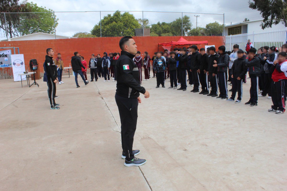 En #BC, integrantes de la #GuardiaNacional impartieron pláticas de prevención del delito a estudiantes de nivel básico, con el objeto de fomentar la cultura de la denuncia. #PorMéxicoSiempreEnGuardia #GuardianesDeLaSoberanía