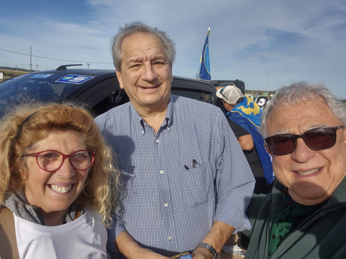 BorsariLuis's tweet photo. Jornada de Militancia en Maldonado.
Nuestra Lista 71 unida a todas las listas que apoyan a Rodrigo Blas para la Intendencia.
¡Se viene, se viene… la 71!
Luis Borsari a la Junta Departamental.
Rodrigo Blas a la Intendencia.
#RodrigoPuede
#Lista71
#LuisBorsari https://t.co/42Mwz1xqR8