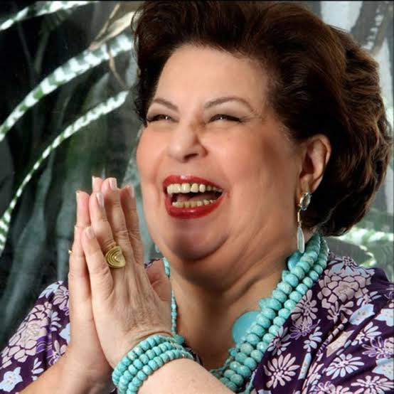 Hoje, o Brasil se despede de Nana Caymmi, uma das vozes mais profundas e comoventes da nossa música. Sua voz, ao mesmo tempo potente e delicada, seguirá ecoando nas memórias e corações de todos que foram tocados por sua arte. Nana transformou sentimentos em canções, deixando um