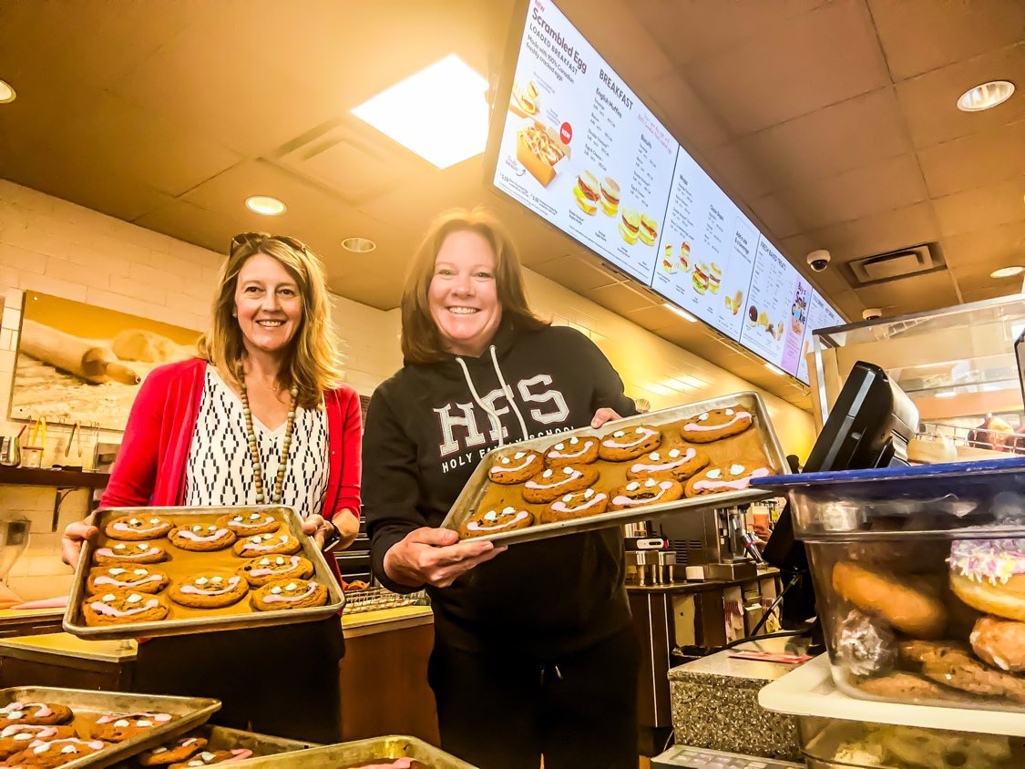 Had a blast this morning with my colleague <a href="/kspencerdakin/">Kim Spencer Dakin</a> helping to decorate #SmileCookies in support of <a href="/BrantFFT/">Brant Food For Thought</a> <a href="/olopcatholic/">Providence</a>