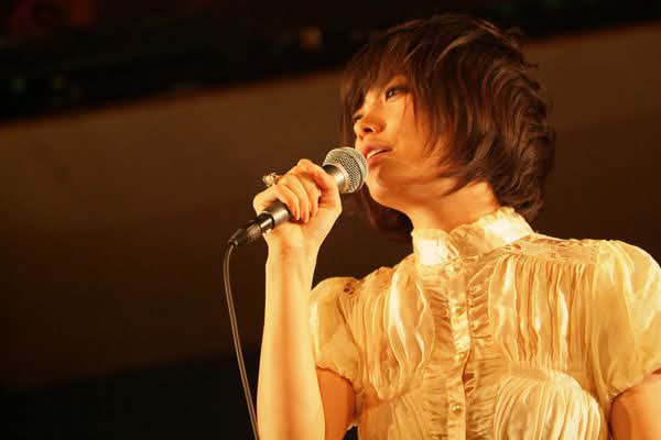 VOGA_OFFICIAL's tweet photo. VOGA【新青年】:大阪名村造船所跡野外公演。10周年記念公演のオープニングアクトでmama!milkさんと川上未映子さんに出演していただいた。北村早樹子さんとはテーマ曲『新青年のテーマ』を近藤和見と共作し、劇中でも披露していただいた。いい曲だと思う。 https://t.co/ZZtQ8kwSvR