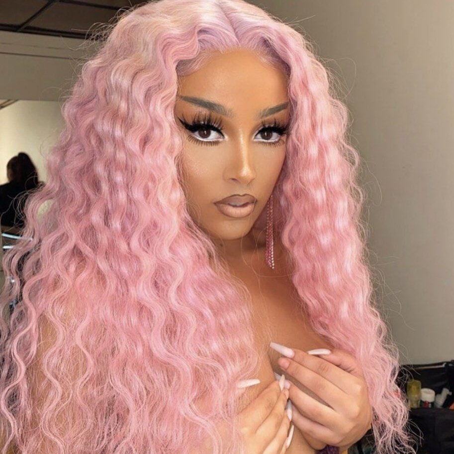 MinajAccess's tweet image. Fãs de Doja Cat afirmam que a rapper tem lançado ataques subliminares para Nicki Minaj desde 2023.

Há teorias de que existe um clima estranho desde que Doja se retirou de “Cowgirl”, além de Nicki ter dado a entender que ela fica de morde e assopra. 

🧶 Entendam: