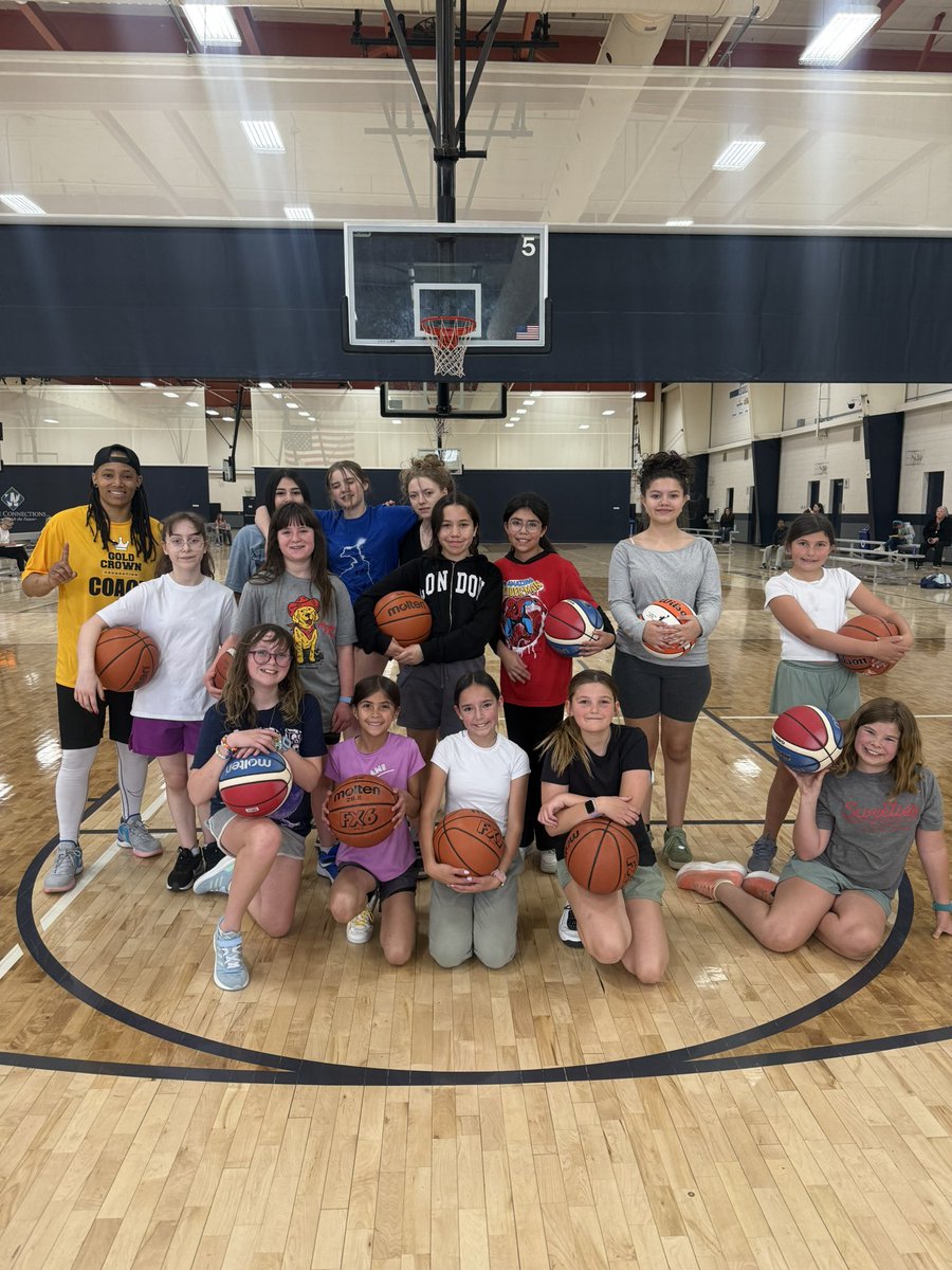 GoldCrownCO's tweet photo. Always a lot of smiles at Her Time to Play!👑💖🏀
#GoldCrownGirls #HerTimeToPlay @jrnba https://t.co/It2wb12T9J