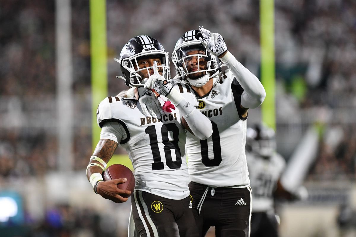 #AGTG After a great showcase &amp; conversation with <a href="/RBCoachPaige/">Coach Darren Paige</a> I am extremely blessed to have receive my 5th Offer from Western Michigan University !!