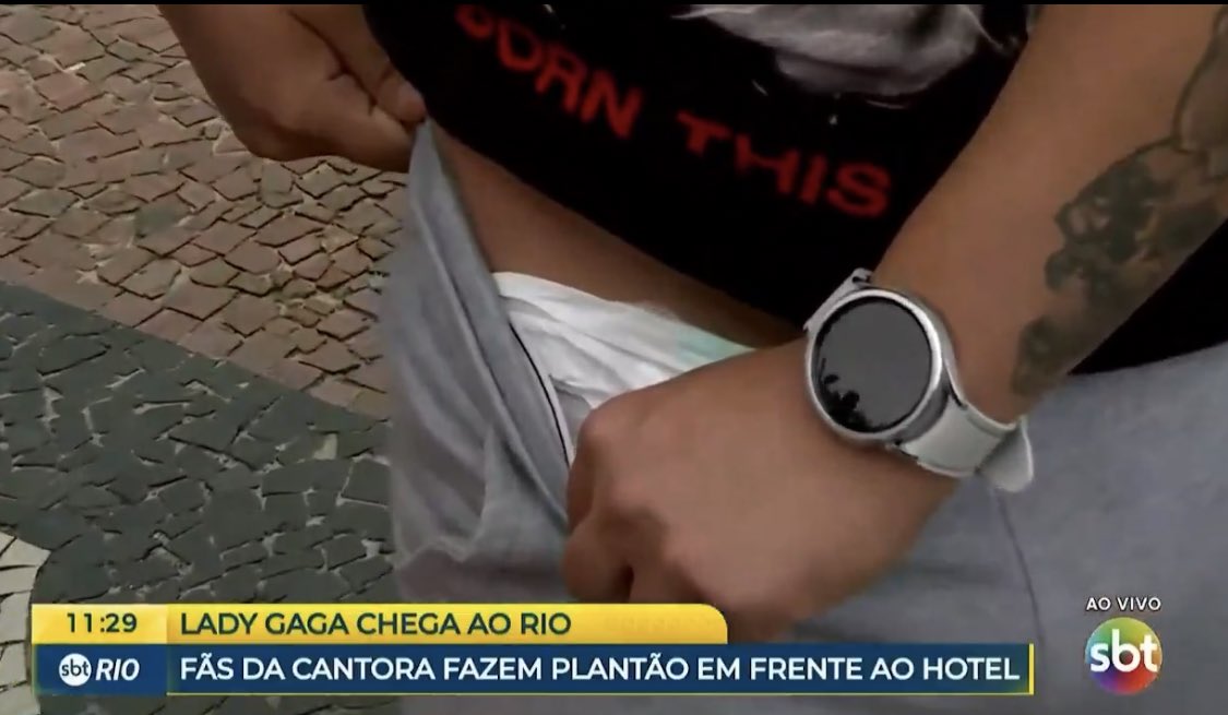 paiva's tweet photo. somente o brasil poderia recepcionar lady gaga assim https://t.co/JfkFTNVCcP