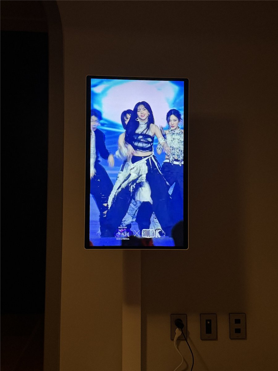 JohnSmi54662774's tweet image. LG 스윙 아직 프로그램 오류로 4K 세로 유튜브 안됨
어제 기대하고 카리나 틀었는데 ㅋㅋㅋ
결국 저화질로 보다가
4K 동물자연 다큐로 넘어갔습니다.

기존 스탠바이미에 비해 월등히 좋을겁니다.

4K 세로영상 보기에 ㅎㅎㅎ

#스윙 #LG