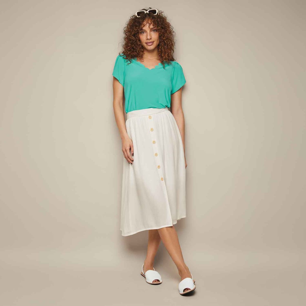 fashion_erica's tweet image. Bring on the sunshine and spring vibes! 🌸☀️
I&apos;m loving this head-to-toe Avon look featuring the Petal Sleeve Top in turquoise, a classic Button Front Skirt, and comfy Island Sandals. It&apos;s the kind of outfit that feels as good as it looks. bit.ly/3NPxfov #ootd #springfit