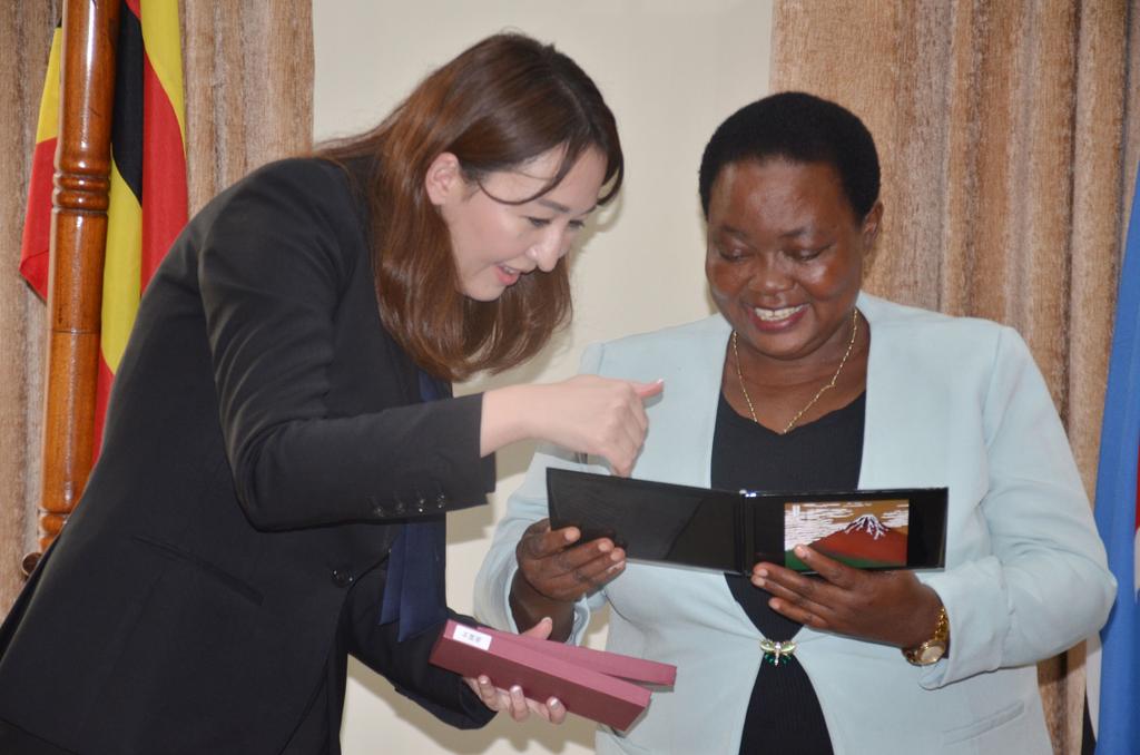 NABBANJA ROBINAH (@r_nabbanja) on Twitter photo I held a constructive discussion with
the Japanese Parliamentary Vice Minister Eri Africa last evening at <a href="/OPMUganda/">Office of the Prime Minister - Uganda</a> on the management of refugees and issues of mutual interest between Japan and Uganda.
We commend the Japanese government for the continued support to Uganda I held a constructive discussion with
the Japanese Parliamentary Vice Minister Eri Africa last evening at <a href="/OPMUganda/">Office of the Prime Minister - Uganda</a> on the management of refugees and issues of mutual interest between Japan and Uganda.
We commend the Japanese government for the continued support to Uganda