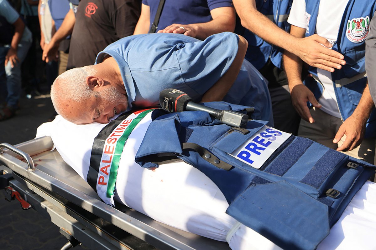 #INTERNACIONAL | La difícil feina del periodisme a Gaza quan ha de documentar la tragèdia pròpia directa.cat/la-dificil-fei… Sira Cusiné reflexiona sobre l'apagada informativa que ha suposat la guerra