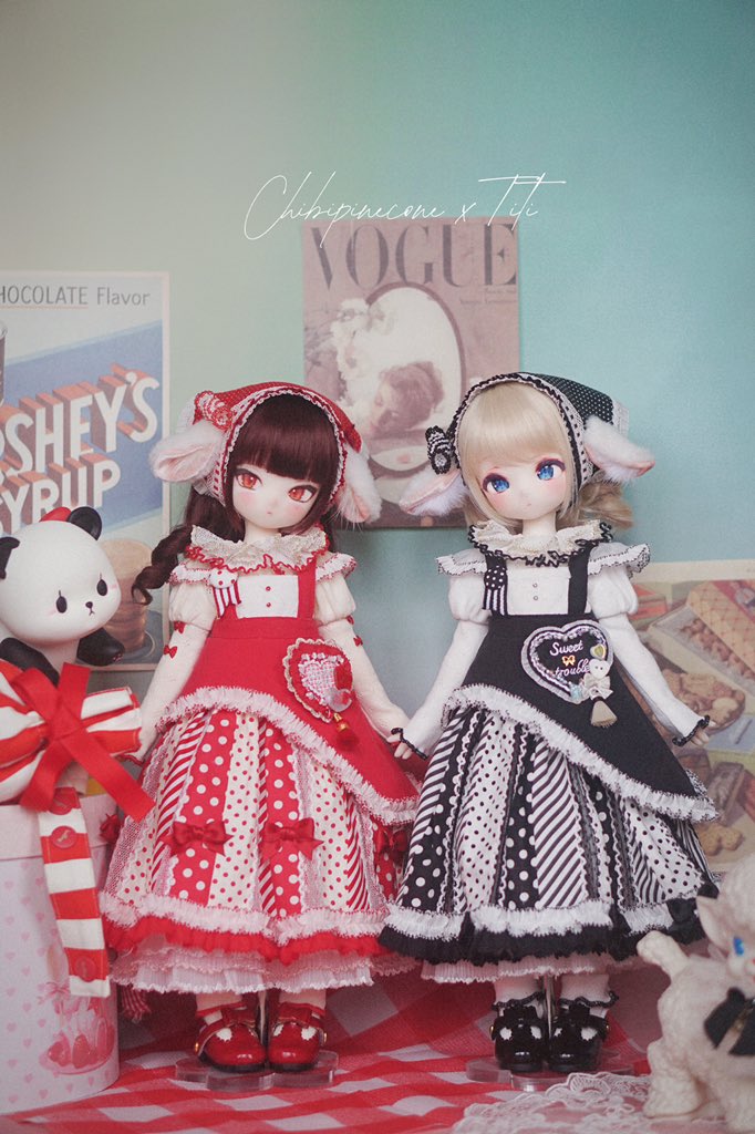 ttfaceup's tweet photo. 咩の喫茶店–りんご飴とコーヒー飴–🍎
Titiさん（@ttfaceup ）とのコラボセットが登場！

サイズ：MDD / KUMAKO
赤＆黒の2色展開、甘くてかわいい小羊テーマのコーデ
手編み子羊ブローチ＆ドットバッグのオプションもあり！

通販先:
https://t.co/jU6XjbqAs7

気になる方はぜひどうぞ♪
#松ぼっくり服 https://t.co/7cBVHghELZ