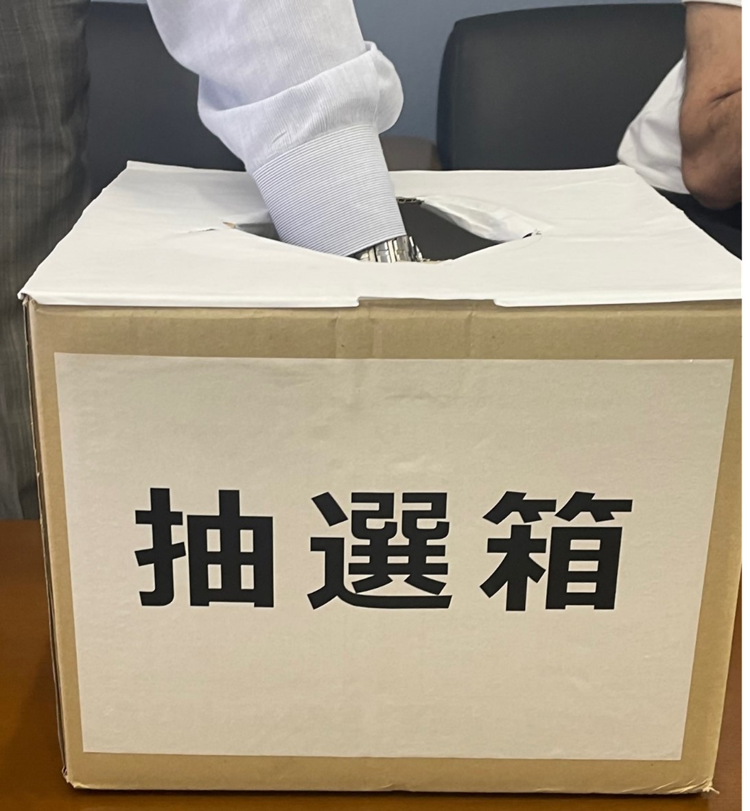 honjo222's tweet photo. 令和７年５月１７日（土）に開催予定の親子教室「中央卸売市場本場　親子で梅加工教室」の参加者抽選会を市場協会にて行いました☆
２４組の募集に対してなんと１１１組の応募をいただき、厳正なる抽選によりご参加いただく皆様を決定いたしました！
たくさんのご応募ありがとうございました！
#本場 https://t.co/VW33acGZCO