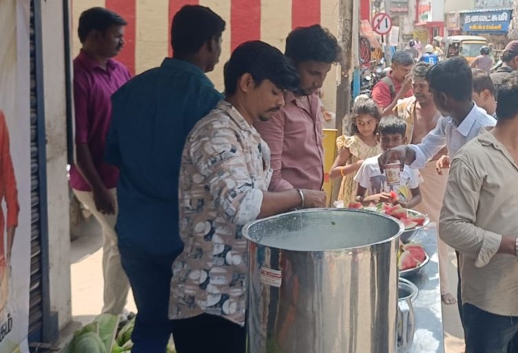 Sivakarthikeyan Narpani Iyakkam (@skniofficial) on Twitter photo கோடை வெயிலில் பொதுமக்களின் தாகத்தைத் தணிக்க, திருநெல்வேலி மாவட்ட சிவகார்த்திகேயன் நற்பணி இயக்கம் சார்பில் நீர்மோர்/தர்பூசணி பழங்கள் வழங்கப்பட்டது.
#SK <a href="/Siva_Kartikeyan/">Sivakarthikeyan</a> #SKNI #TirunelveliSKFC கோடை வெயிலில் பொதுமக்களின் தாகத்தைத் தணிக்க, திருநெல்வேலி மாவட்ட சிவகார்த்திகேயன் நற்பணி இயக்கம் சார்பில் நீர்மோர்/தர்பூசணி பழங்கள் வழங்கப்பட்டது.
#SK <a href="/Siva_Kartikeyan/">Sivakarthikeyan</a> #SKNI #TirunelveliSKFC