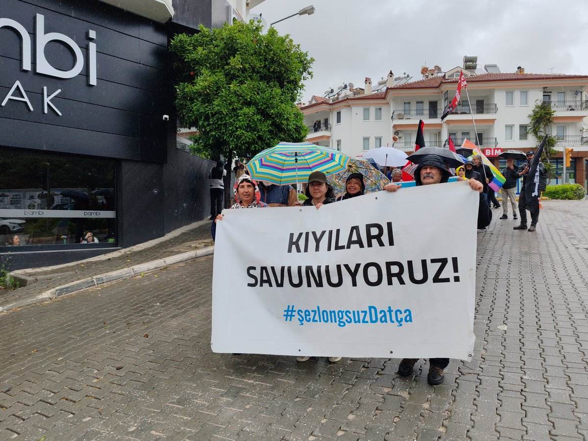 SezlongsuzDatca's tweet photo. Kıyıları, doğayı, emeği, özgürlükleri, demokrasiyi savunmak için bugün 1 Mayıs kortejindeydik. Sermaye, devlet eliyle yaşamlarımıza çökerken, bizler ise tüm yaşam alanlarımızı koruma mücadelemizi sürdürmekte kararlıyız!
.
#1mayıs #şezlongsuzdatça https://t.co/RMgPmnbkUT