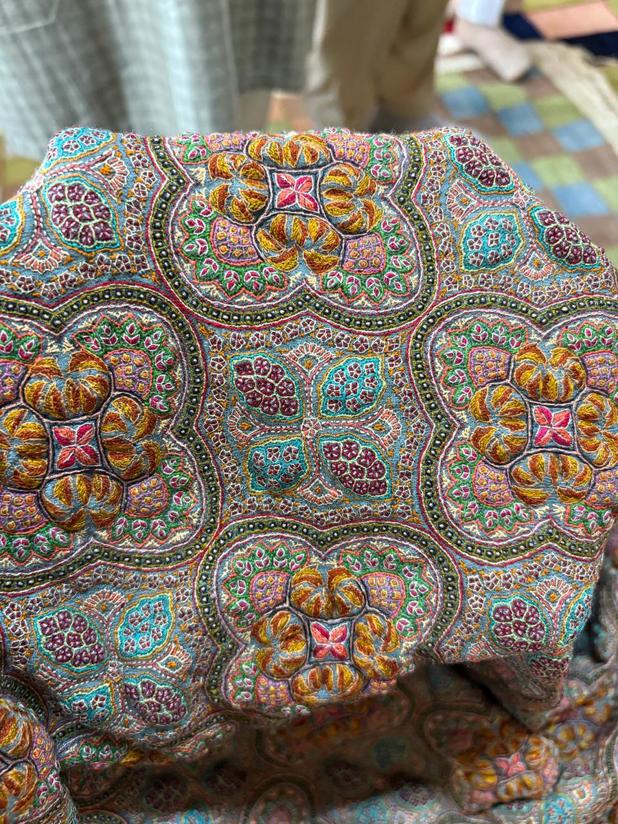 mussarat_zia's tweet image. The Real 'Shawl'ebrity !👇
Unmatchable Sozni embroidery work on Kashmir Pashmina shawl by master craftsman Showkat Ahmad, from Sonpah, Beerwah.
@diprjk @dohhkmr @GreaterKashmir