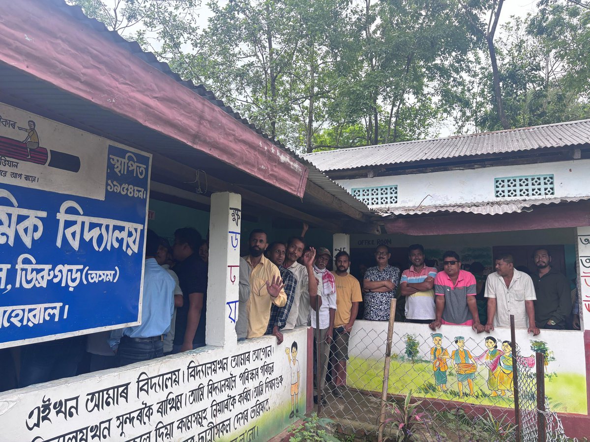 পঞ্চায়ত নিৰ্বাচনৰ প্ৰথম পৰ্যায়ৰ ভোটগ্ৰহণ আজি পুৱাৰে পৰা আৰম্ভ হৈছে। ডিব্ৰুগড় জিলাৰ লাহোৱাল সমষ্টিৰ জাপিসজিয়া গাঁৱত ভোটাৰসকলে ভোটদান কৰে। 
#PanchayatElection