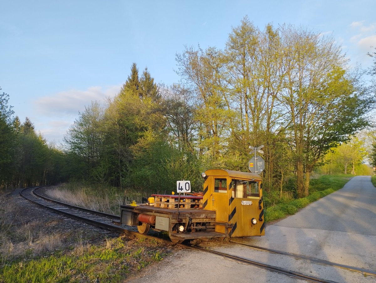 Motorová drezína Vm14/52 na žacléřské lokálce. 
Zajímavostí je, že trať vede asi 1km od Růžového paloučku, kde roku 1628 opustil J. A.  Komenský svou zem.