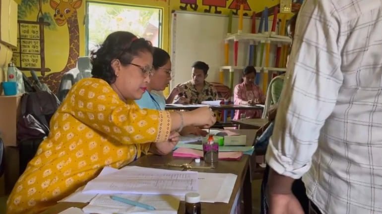 শিৱসাগৰ জিলাতো পঞ্চায়ত নিৰ্বাচনৰ প্ৰথম পৰ্যায়ৰ নিৰ্বাচনৰ ভোট গ্ৰহণ আজি পুৱাৰে পৰা আৰম্ভ হৈছে। জিলাখনৰ পৰা এইবেলি সৰ্বমুঠ ২২৯১ গৰাকী প্ৰাৰ্থী নিৰ্বাচনত অৱর্তীণ হৈছে। জিলাখনৰ কিছু ভোটকেন্দ্ৰৰ দৃশ্য। 
#election #PanchayatElection #Assam
<a href="/airnews_ghy/">AIR News Guwahati</a>