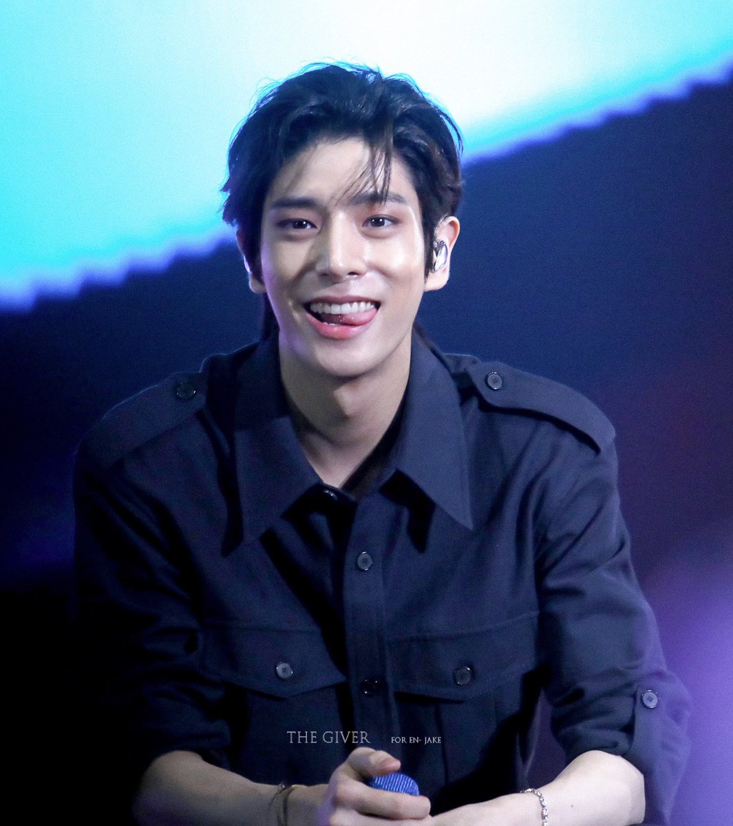 15ARCHIVEz's tweet image. this is how a disney prince looks like in real life