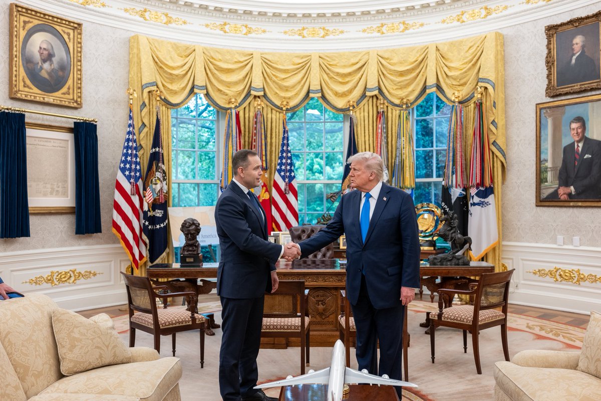Niezwykle ważne spotkanie Karola Nawrockiego 🇵🇱 z Prezydentem USA 🇺🇸 D. Trumpem w Białym Domu i wspólna rozmowa o strategicznym sojuszu oraz przyszłej współpracy. #Nawrocki2025