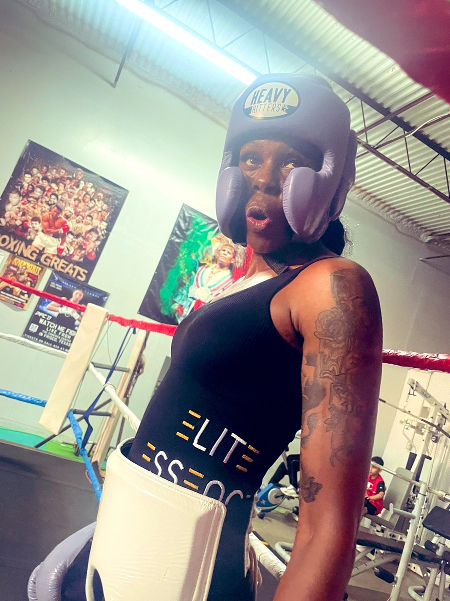 InTheRingWithC1's tweet photo. my girl @Da_slim_goody getting some of the best work in DFW and looking fly while doing it in her workout line ELITE ESSENCE . order your gear today ! #hustler #WomenSupportingWomen #IBFworldchamp #boxing https://t.co/rg9A5y4E7C