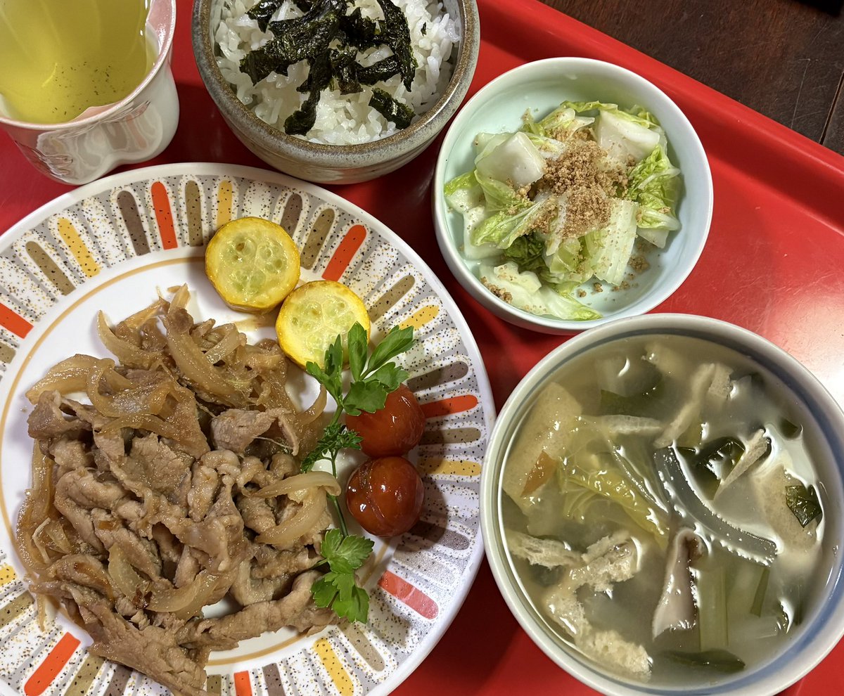 nankin007's tweet photo. 2025/05/01(木)
① #朝食
　#定番 #朝スープ
　#鶏もも肉
　#玉葱 #人参 #セロリ
　#チーズトースト
　#レッドキーウイジャム
　#ココア
② #昼食
　#酢鯖 #しじみわかめスープ
④ #夕食
　#豚肉の生姜焼き #ズッキーニ
　　#ミニトマト #セロリの新芽
　白菜の浅漬け 味噌汁 ごはん もみ海苔 https://t.co/FpxZ2mqFkd